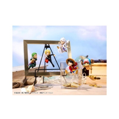 Figuras de ação coloridas de anime suspensas em quadro dourado com moedas e conchas numa base de madeira.