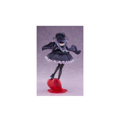 Figura colecionável de personagem com vestido gótico e base em forma de coração