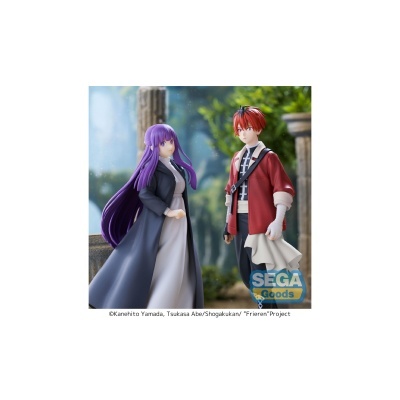 Figuras de ação de personagens com cabelo roxo e vermelho em cenário exterior com logótipo SEGA Goods