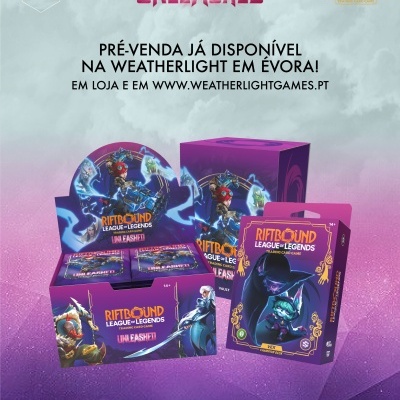 Caixas roxas de jogo de cartas collectible Riftbound League of Legends Unleashed com ilustrações de personagens e texto promocional em fundo roxo e céu nublado.