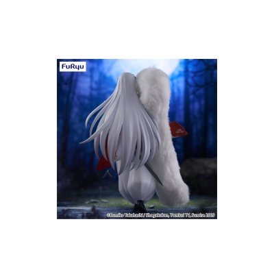 Figura colecionável anime com cabelo branco e roupa branca com estola felpuda