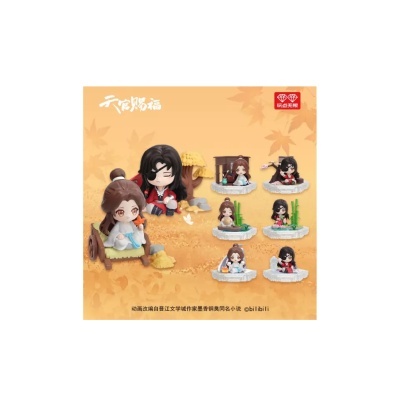 Figuras colecionáveis estilo anime com trajes tradicionais em cenário simulado.