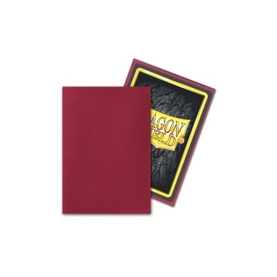 Capas protetoras para cartas Dragon Shield em couro vermelho e padrão preto com texto amarelo