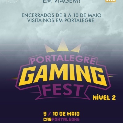 Cartaz promocional do Portalegre Gaming Fest com texto e logotipos em fundo azul e nuvens.