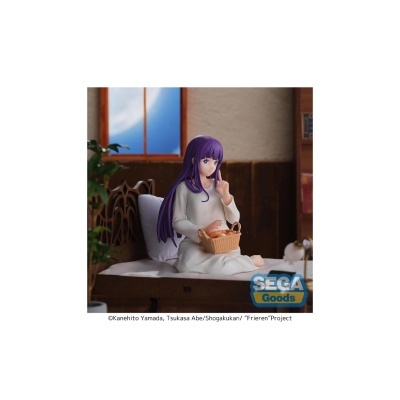 Figura colecionável de personagem feminina com cabelo roxo sentada numa cama com uma cesta