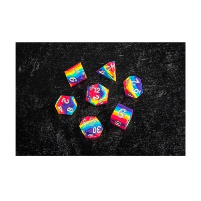 Dados multicoloridos arco-íris com números prateados sobre fundo preto