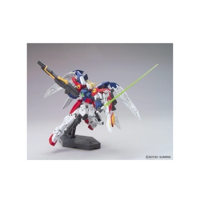 Model kit Gundam robô articulado com arma e sabre em base preta