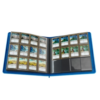 Álbum azul aberto com cartas colecionáveis de jogos em bolsos transparentes