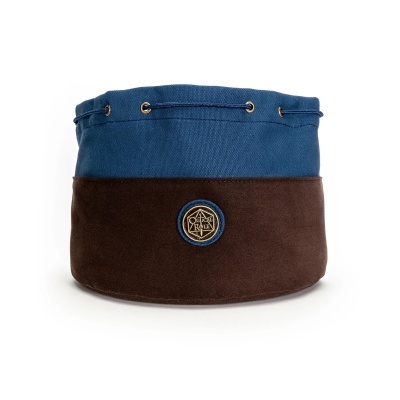 Bolsa de tecido azul e castanho com ilhós dourados e emblema CRITICAL ROLE