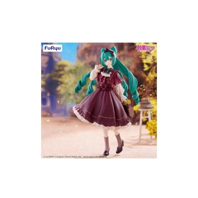 Figura da personagem Hatsune Miku com vestido roxo e cabelo azul-turquesa em cenário ao ar livre