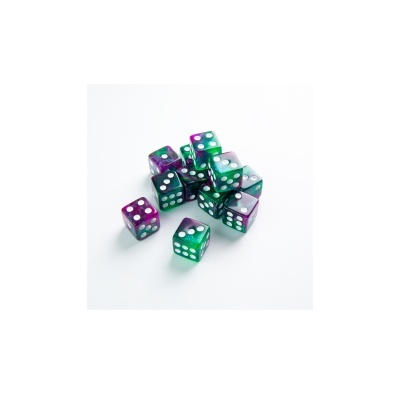 Dados coloridos translúcidos verde e roxo com pontos brancos sobre fundo branco
