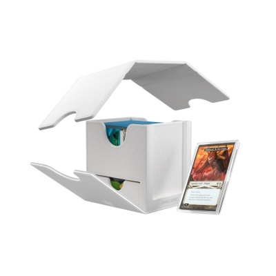 Caixa branca para cartas de jogo com tampa aberta e carta em plástico transparente ao lado
