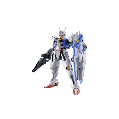 Figura robô articulada com arma e escudo em fundo branco