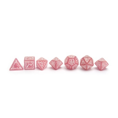 Conjunto de dados poliédricos vermelhos com números brancos em fundo branco
