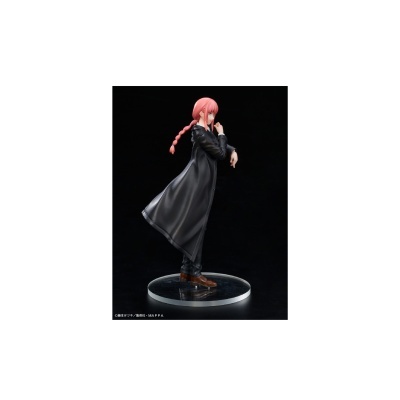 Figurine de personagem com cabelo rosa e casaco preto