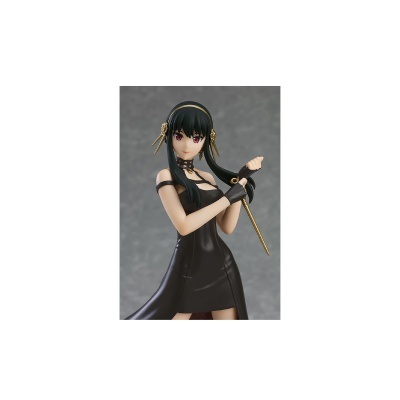 Figura colecionável de personagem feminina com vestido preto e acessórios dourados