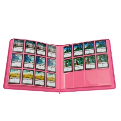 Álbum rosa aberto com cartas colecionáveis exibidas.