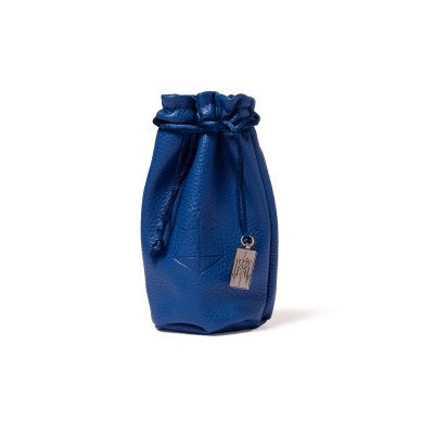 Saco azul de pele com cordão de fecho e pendente metálico