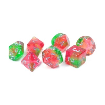 Dados poliédricos vermelho e verde translúcidos com números brancos