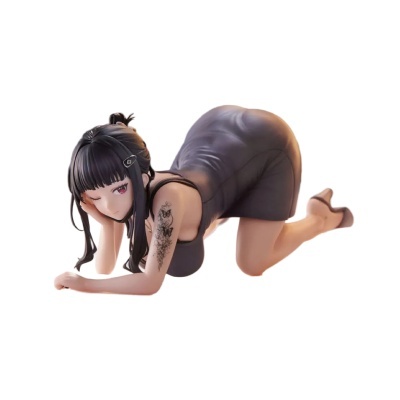 Figura feminina em vestido justo preto, cabelo preto e tatuagem no braço em pose de quatro apoios.