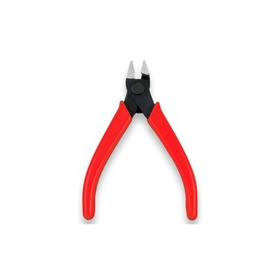 Alicate corta fios com punhos vermelhos e lâminas metálicas