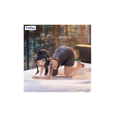 Figura feminina animada de vestido cinzento de quatro num interior com vista noturna da cidade