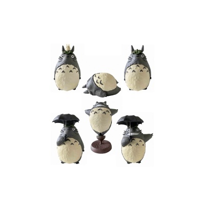 Figuras de resina do Totoro em várias poses e acessórios sobre fundo branco