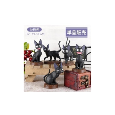 Figuras decorativas de gatos pretos em diferentes poses com bases de madeira.