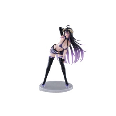 Estatueta anime feminina com cabelo longo preto e roxo, chifres, roupa roxa, botas pretas, a posar sobre base redonda