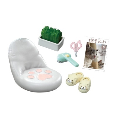 Conjunto de acessórios para gato com cadeira, tesoura, escova, relva, chinelos e pacote com texto japonês