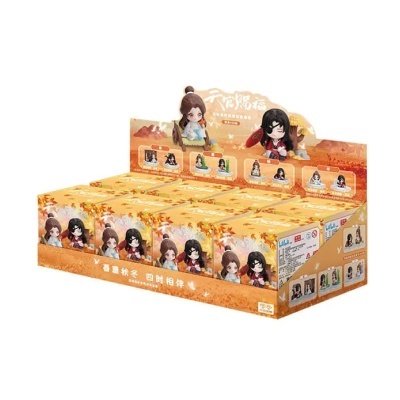 Expositor amarelo com caixas de bonecos de personagens asiáticos estilizados