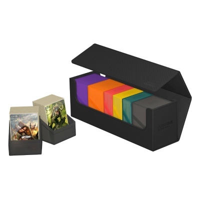 Caixa preta para decks de cartas com tampa aberta e vários decks coloridos dentro, e dois suportes cinzentos para cartas com cartas ilustradas