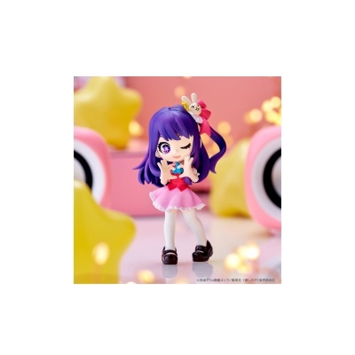 Figura anime de cabelo roxo e vestido rosa com acessório coelho