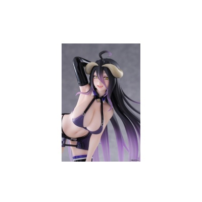 Figura de anime feminina com cabelo preto e roxo, chifres bege, roupa roxa e preta