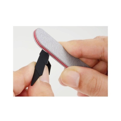 Suporte dobrável para telemóvel em mãos com base cinza e textura