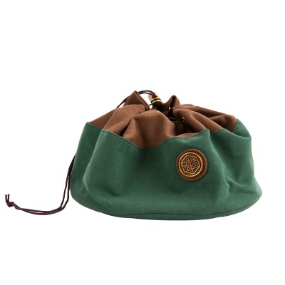 Saco de tecido verde e castanho com cordão e emblema redondo