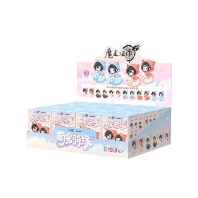 Expositor com caixas de figuras colecionáveis coloridas com personagens em capas azul e vermelha.