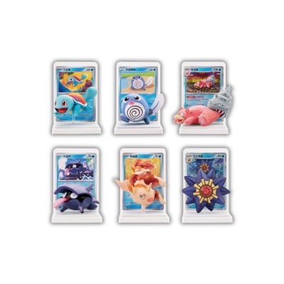 Bonecos colecionáveis de Pokémon com cartas em suporte branco e texto em chinês
