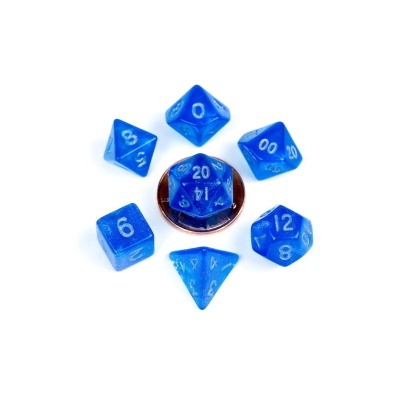 Conjunto de dados azuis translúcidos com números brancos sobre superfície branca