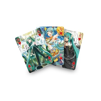 Cartas de baralho anime com personagem de cabelo verde e roupas coloridas.