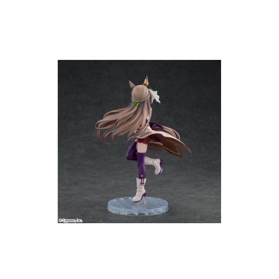 Figura colecionável de personagem com cabelo comprido e vestido roxo.