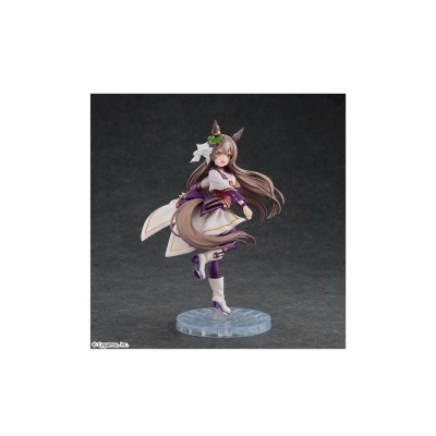 Figura personagem feminina com vestido branco, cabelo castanho e orelhas de cavalo