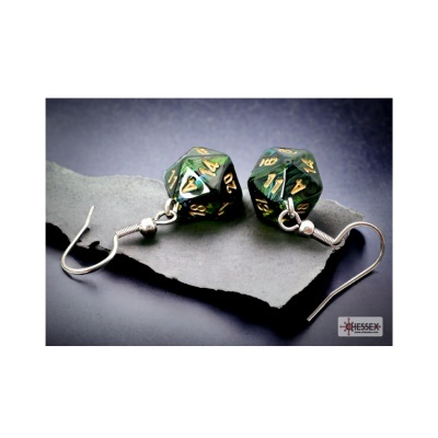 Brincos com dados verdes e dourados com números, em gancho metálico prateado.