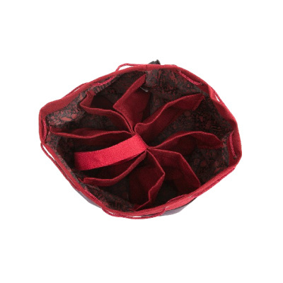 Mochila de tecido vermelho vista de cima com compartimentos internos.