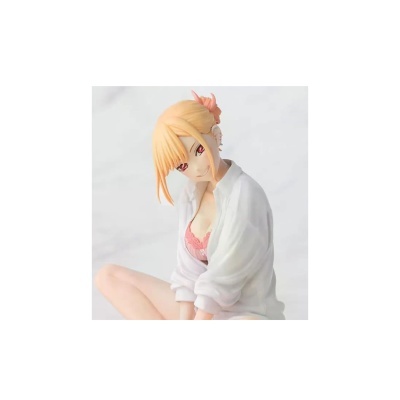 Figura de personagem feminina com camisola branca e sutiã rosa sentada