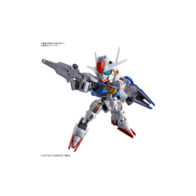 Figura modelo robô Gundam branco, azul e vermelho com arma e escudo