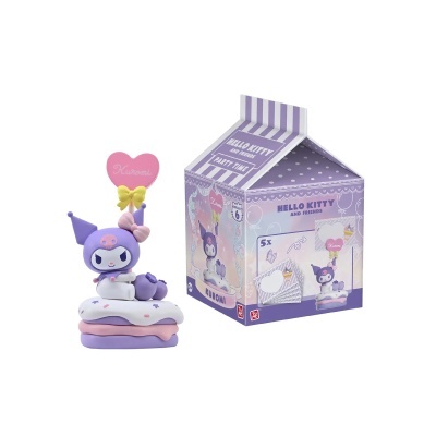 Figura colecionável Kuromi com almofadas e balão de coração ao lado de embalagem caixa roxa listrada.