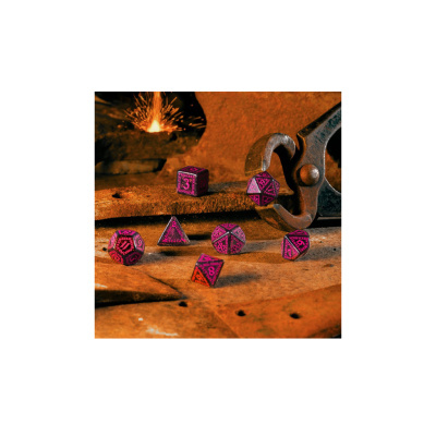 Dados roxos com números rosas sobre superfície rústica com ferramentas de metal e faíscas de fogo ao fundo.