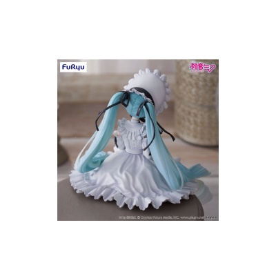 Figura colecionável de personagem com vestido branco e cabelo azul claro longo sentada de costas