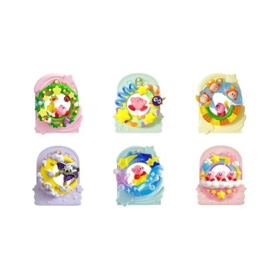 Figuras decorativas coloridas com personagens em relevo